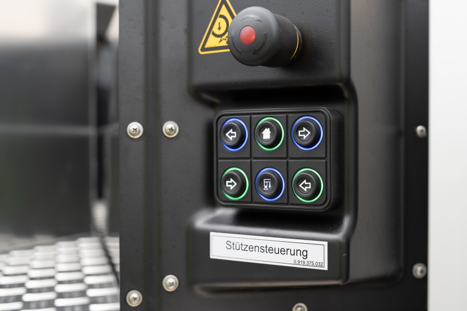 Le poste de commande éprouvé des stabilisateurs de la gamme TB/TBR est également utilisé sur le STEIGER® T 330 XS. Les boutons montrent à l’opérateur le statut à tout moment et de manière claire par des couleurs différentes.