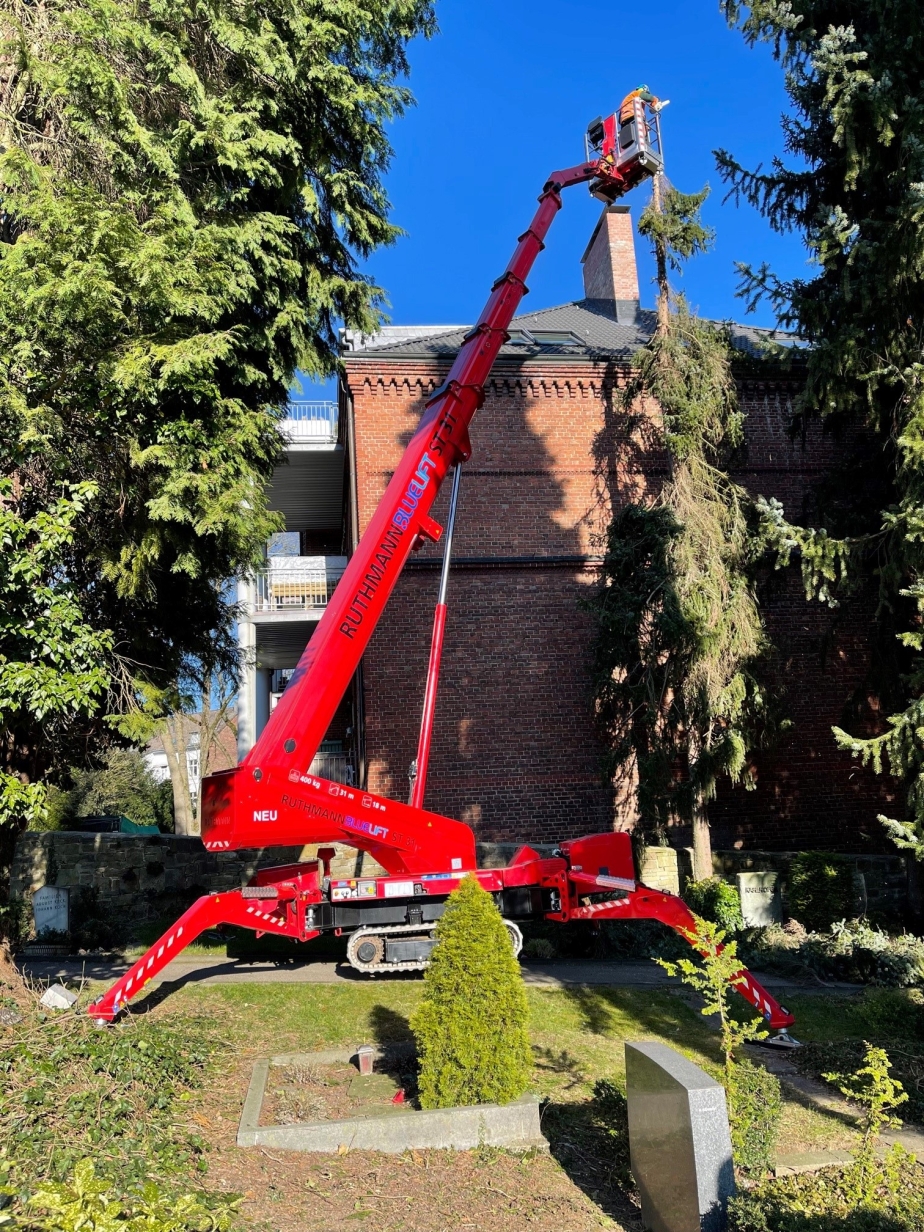 La BLUELIFT RUTHMANN ST 31 – Ici employée pour l’entretien des espaces verts d’un cimetière – elle sera présente en version hybride au salon bauma 2022.