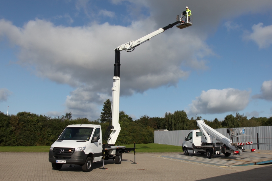 VERSALIFT présente sur la nouvelle VTX-240 G3 avec une impressionnante hauteur de travail de 24 m et un déport de 12,5 m au salon bauma à Munich.