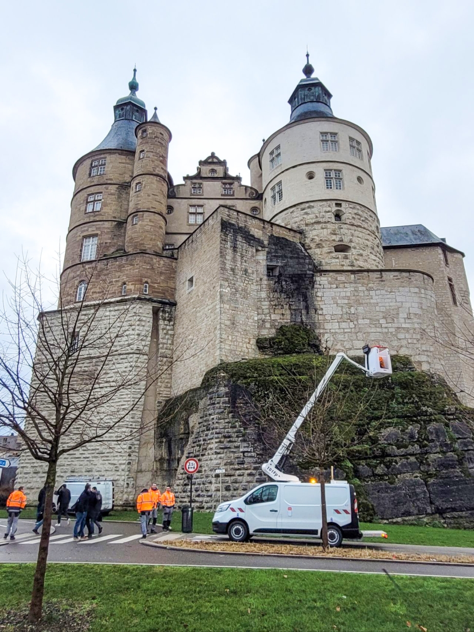 France-Elévateur-101-FP vor Schloss