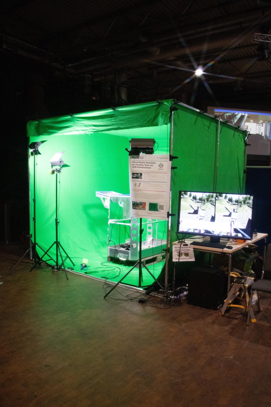 Dans un cube à écran vert, les visiteurs intéressés ont pu tester la  simulation proche de la réalité lors de l’exposition du DIVR XR Science  Award.