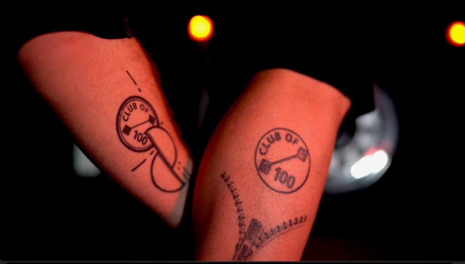 Felix und Jörg Wörle haben sich beide das "Club of 100 Logo" als Tattoo stechen lassen.