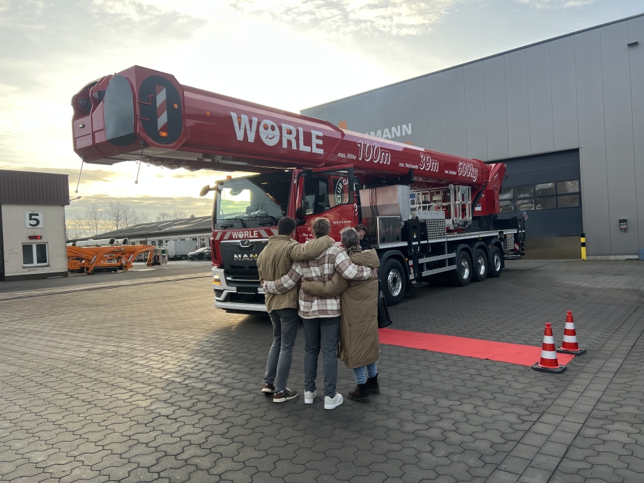 Familie Wörle liegt sich freudig in den Armen, als ihr RUTHMANN STEIGER T 1000 HF erstmals vor ihnen steht.