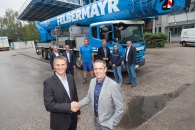 Bernhard Reinisch (on the left, General Manager RUTHMANN Austria) handed over the first T 900 HF to DI Horst Felbermayr (on the right)